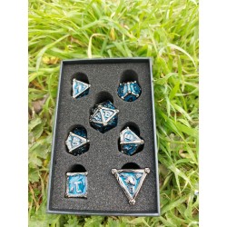 Set de 7 dés Metal noir turquoise dans presentoir mousse