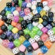 Blister de 100 dés mini couleurs aléatoires de 7.5 mm percés pour perlage