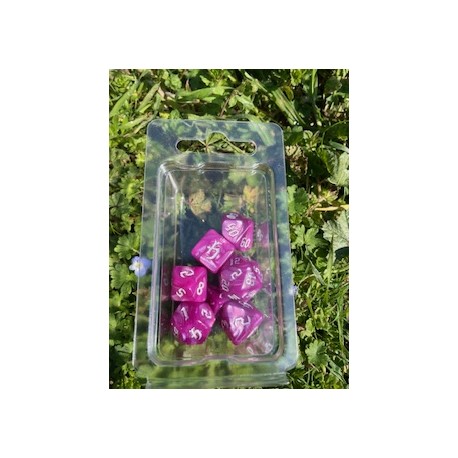 set de 7 dés nacrés magenta écriture gothique encre blanche