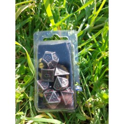 kit de 7 dés métalliques rétros classiques argent noirci tacheté rouge ,pochette velour