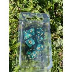 set de 7 dés nacrés magenta écriture gothique encre blanche