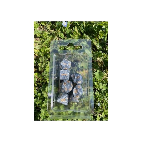 set de 7 dés gris écriture gothique encre dorée