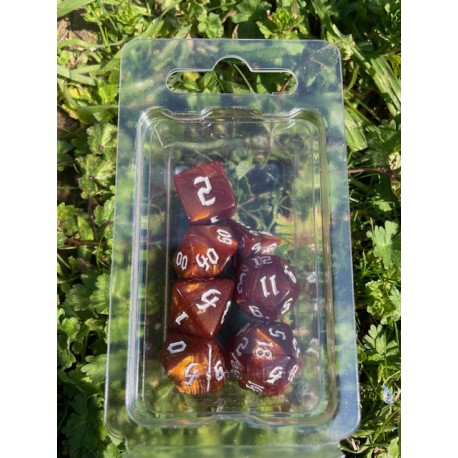 set de 7 dés gris écriture gothique encre dorée