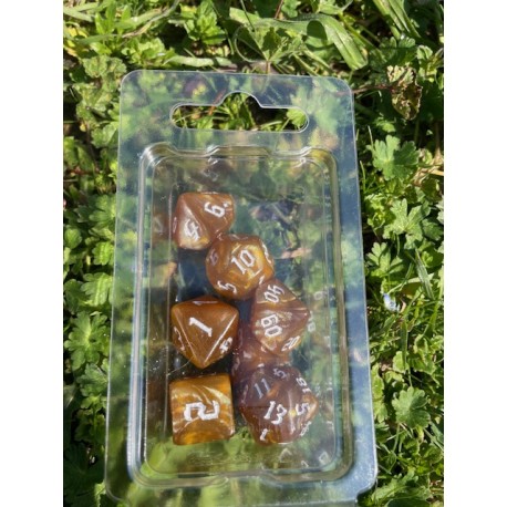 set de 7 dés marrons écriture gothique encre dorée