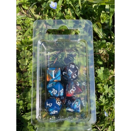 set de 7 dés pearl bleus et violets et blanc écriture gothique encre dorée