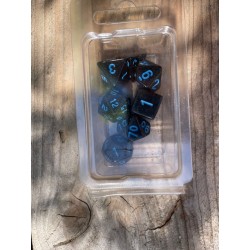 set de 7 dés opaques noirs écriture bleue