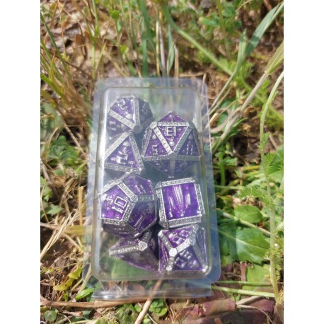Kit De 7 Dés Métalliques . Argent Foncé . Fond Violet Type Crânes