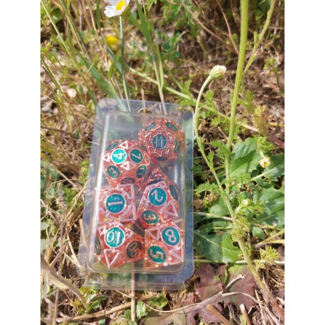 Kit De 7 Dés Métalliques Creux Forge Des Sommets. Rouge Patiné Et Vert