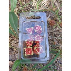 Kit De 7 Dés Métalliques . Face Ecaille Enchaînée . Teinte Or Fond Rouge