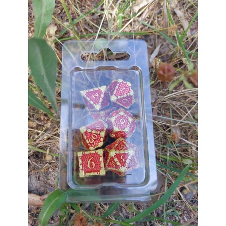 Kit De 7 Dés Métalliques . Face Ecaille Enchaînée . Teinte Or Fond Rouge