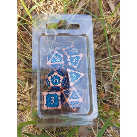 Kit De 7 Dés Métalliquesface Ecaille Enchaînée . Teinte Cuivre Fond Bleu