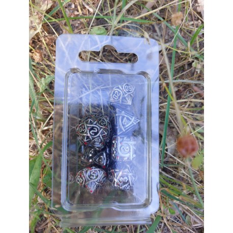 Kit De 7 Dés Métalliques Entrelacés Teinte Argent Sombre & Tacheté Couleur Sang