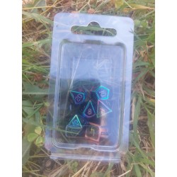 Kit De 7 Dés Métalliques Rétros Classiques Multicolore étincelant Fond Noir