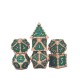 Kit De 7 Dés Métalliques Face Ecaille Enchaînée . Teinte Cuivre Fond Vert