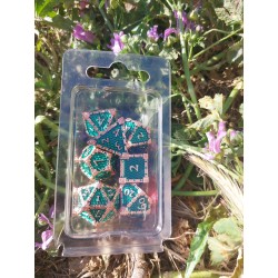 Kit De 7 Dés Métalliques Face Ecaille Enchaînée . Teinte Cuivre Fond Vert