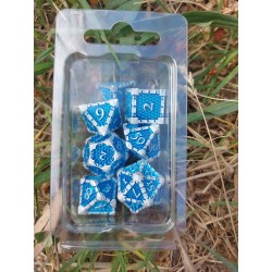 Kit De 7 Dés Métalliques .face Ecaille Enchaînée . Teinte Argenté Fond Bleu
