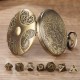 Set De 7 Mini Dés En Métal Couleur Bronze & Boitier Type Gousset Style Steampunk Fond Plein
