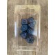 set de 7 dés motifs volutes opaque noirs et bleus