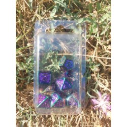 Kit De 7 Dés Métalliques Rétros Classiques Multicolore étincelant Fond Violet Paillettes