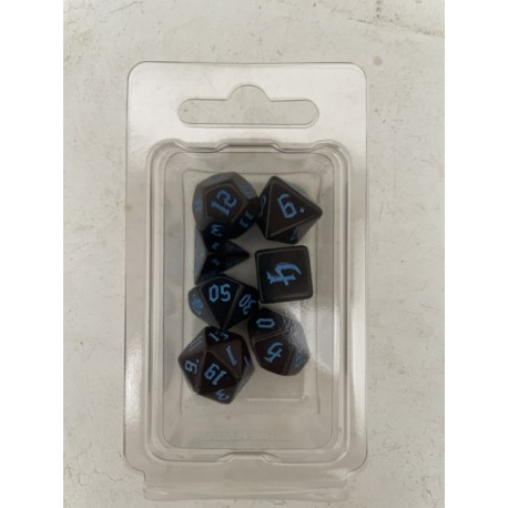 set de 7 dés opaques noirs écriture gothique encre bleue