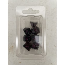 set de 7 dés opaques noirs écriture gothique encre violette