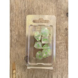 set de 7 dés translucides frozen écriture gothique encre vert prairie
