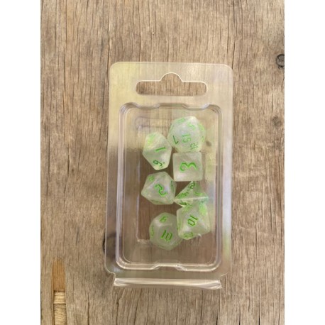 set de 7 dés translucides frozen écriture gothique encre vert prairie