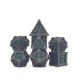 Kit De 7 Dés Métalliques Face Ecaille Enchaînée . Teinte Métal Sombre Fond Vert Foncé