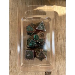 Kit De 7 Dés Métalliques Face Ecaille Enchaînée . Teinte Métal Sombre Fond Vert Foncé