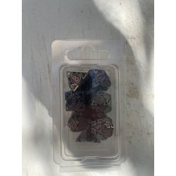 Kit De 7 Dés Métalliques Creux Forge Des Sommets. Teinte Nickel Sombre .fond Rouge