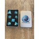 Set De 7 Dés Coquillage Bleu Vague . Print Jaune Dans Boîte Metal Coquillage