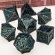 Kit De 7 Dés Métalliques . Couleur Argenté Sombre Type Dragon Enchaîné Fond Vert