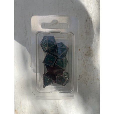 Kit De 7 Dés Métalliques . Couleur Argenté Sombre Type Dragon Enchaîné Fond Vert