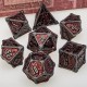 Kit De 7 Dés Métalliques . Couleur Argenté Sombre Type Dragon Enchaîné Fond Rouge Sang