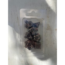 Kit De 7 Dés Métalliques . Bordure Souche . Teinte Argent Sombre Tacheté De Sang
