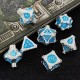 Kit De 7 Dés Métalliques . Bordure Souche . Teinte Argent Bleu Turquoise