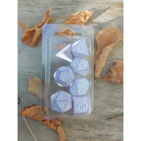 Set De 7 Dés Motifs Arabesques . Opaque Fushia Et Blanc