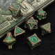 Kit De 7 Dés Métalliques . Bordure Souche . Teinte Bronze Sombre Vert Scintillant