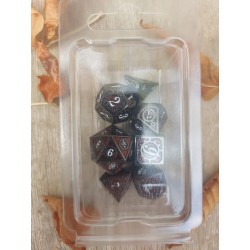 Kit De 7 Dés Métalliques Face Engrenage. Teinte Metal Sombre . Fond Rouge Print Blanc