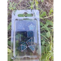 Kit De 7 Dés Métalliques . Faces Dragon Dans Cadre Metal Noir Fond Vert Emeraude