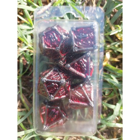Kit De 7 Dés Métalliques . Couleur Argenté Sombre Type Dragon Enchaîné Fond Rouge Sang