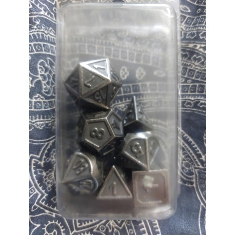 kit de 7 dés métalliques rétros classiques argent foncé