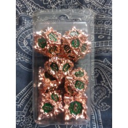 Kit De 7 Dés Métalliques Type Minéral Couleur Cuivre . Fond Vert