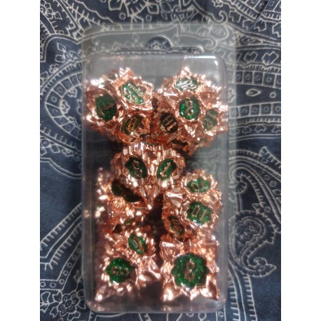 Kit De 7 Dés Métalliques Type Minéral Couleur Cuivre . Fond Vert