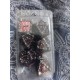 Kit De 7 Dés Métalliques Face Ecaille Enchaînée . Teinte Métal Sombre Fond Rouge