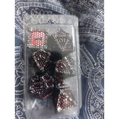 Kit De 7 Dés Métalliques Face Ecaille Enchaînée . Teinte Métal Sombre Fond Rouge
