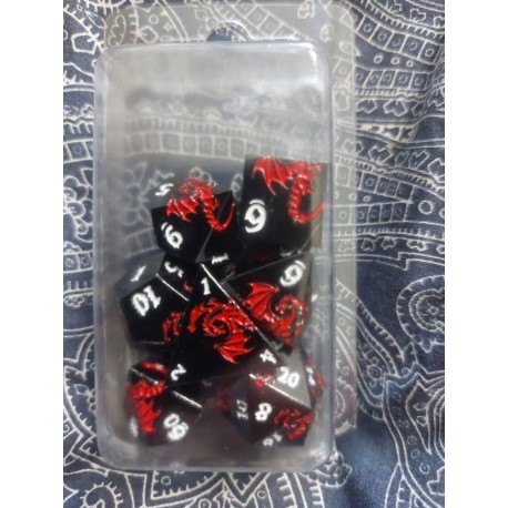 Kit De 7 Dés Métalliques . Multiface Dragons Rouges Fond Noir . Print Blanc